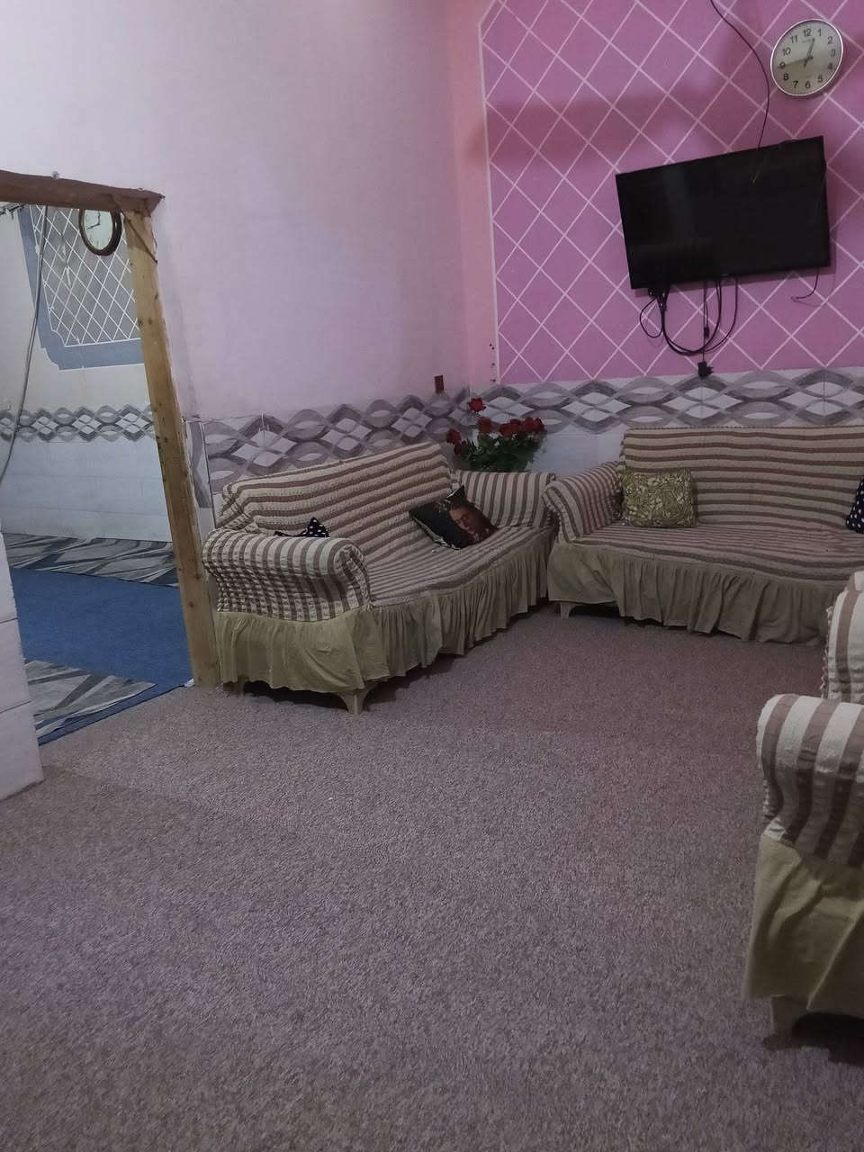 السلام عليكم بيت للبيع مساحته 114
طابقين يحتوي على 3غرف وملحقاته 
سند 25 مباشر من أبو الكاع 
سعره مناسب يتوفر بلقرب منه مدارس كامله 
اسواق افران مولده 
البيت يقع على ساحه وشارع تبليط امام الساحه 
طريق البوبيات عمود 86بدايه الحر الصغير خلف اسواق السلطان الشراي يدلل 
اهلا وسهلا بحضرتكم ***********
***********
