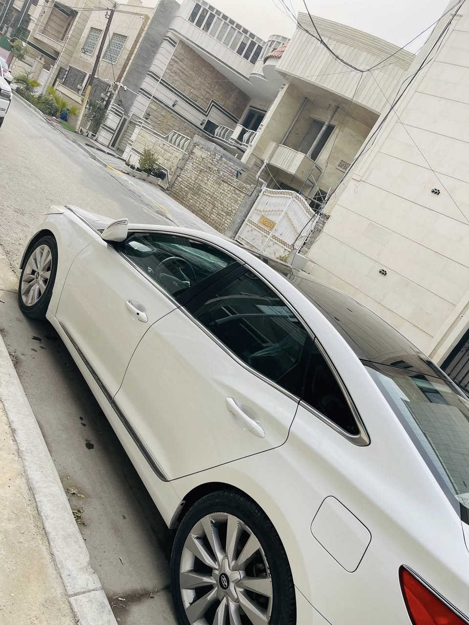 السلام عليكم هونداي ازيرا للبيع (بدون مراوس) موديل 2014 خليجي فول مواصفات VIP رقم بغداد مشروع وطني وبسمي تحويل ثاني يوم ماكو اي شكال بيهة صبغ جاملغ خلفي وجاملغ امامي  بدون ضربة وبدون دواخل وبدون ايرباك اثر شخط 
السيارة علة ايدي صارلهة تقريبا (٥) سنوات عندي وبسمي استخدام شخصي
مواصفات السيارة 
(1) بصمة+ حساسات
(2) بنراما+ تحكمات ستيرن
(3) قطعتين تبريد+ كامرة خلفية
(4) اشاير بل مري ومري شفط+بصمةابواب
(5) كشنات جلد وكهرباء+ ويل كب
(6) مكينة (٦) ستة سلندر ١٠٠/١٠٠
(7) كير درجة اولى
(8) صدر وتبريد وتدفئة مكفولات
(9) ميكانيكيات وكهربائيات وحدادية ١٠٠/١٠٠
(10) تخم تايرات جدد+ داخل غرفة جديدة
(11) السيارة جاهزة مابيها اي نقص
(12) السعر ( ١٢٧ ) ورقة وبيها مجال المكان بغداد الكرخ للاستفسار ***********
