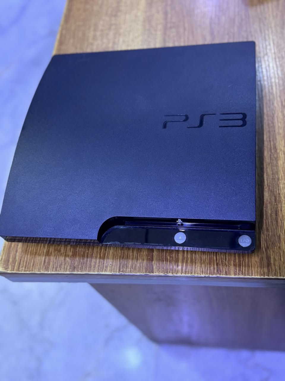 السلام عليكم 
بلي ستيشن ثري سليم 
المواصفات الهارت 500ك بي 35لعبة كامل ملحقات +ليدتين اصلية نضافة 100
السعر125
العنوان حي الوحده سادين الكنيسة
***********
