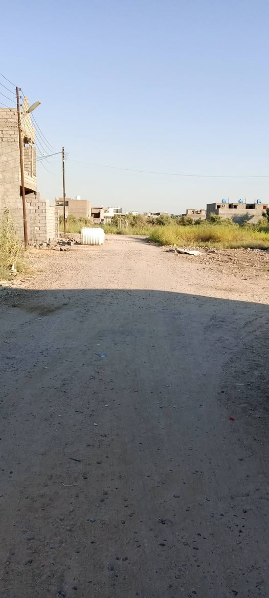السلام عليكم دار للبيع في هوررحب خلف الروائي شركه المعمار الدار مساحه 100م واجها 10نزال 10 يحتوي الدار على غرفتين نوم وصاله ومطبخ وصحيات داخليه وخارجيه خدمات كامله ماء وكهرباء وتبليط (ملاحظه البيت نقص ارضيه واجهيه فقط) والسعر 65وبي مجال للاستفسار ***********///***********ابو سيف
