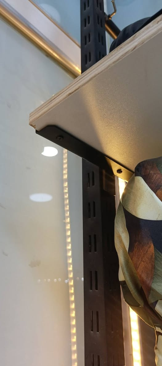 السلام عليكم
ديكور ارفوف جام خانه 
4 شخاطات طول الشخاطه 3 متر 
10 ارفوف (MDF)  نوع ثقيل  لكل شخاطتين 5 ارفوف 
يعني كل شخاطتين يكعدن بيهن 5 ارفوف 
وهوكيات للرفوف 
سعر الشخاطه الواحدة 12الف 
وسكر الرف الواحد 7 الاف
وبيهن مجال قليل 
مكاني النجف 
اكو توصيل 
وتساب، اتصال 👇 
***********
