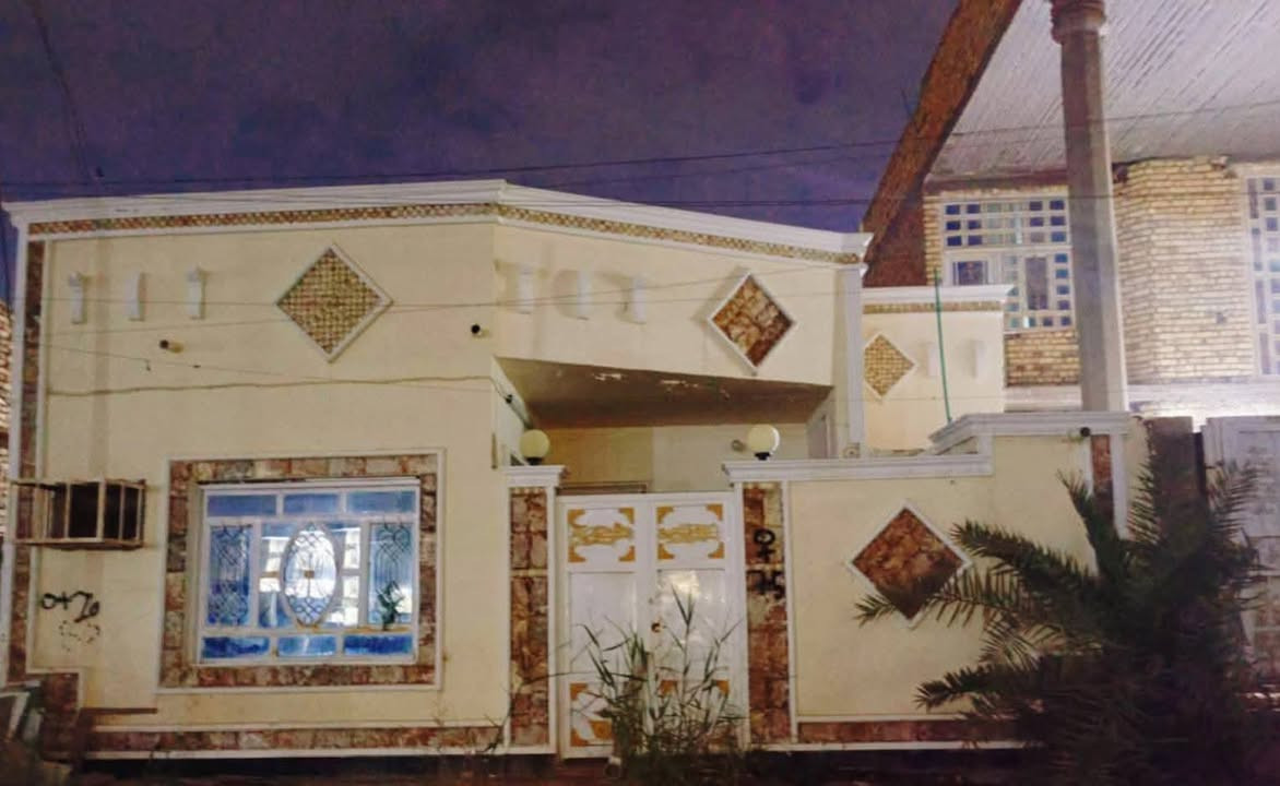 بيت للبيع المساحة 100م المكان حي اور الثانيه على ساحه موقع مميز طابق واحد غرفة وصاله ومطبخ وستقبال وصحيات ***********
***********
