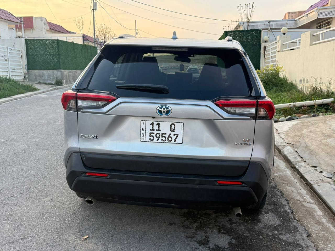 تيوتا راف 4 2023 هايبرد ❗️
1- شاشه كبيرا 
ممشى سياره 88 كيلو وليس ميل 
2- تحكم جهتين 
3- مثبت سرعه
4- رادار 
4- عداد ديجتال 
5- سياره مغلفه بلكامل 
6- قطعتين  تبريد 
7- حساسات امامي وخلفي 
8- ابل كار بلي + اندرويد اوتو 
9- مداخل تايب سي 
10- برده خلفيه 
11- مانع انزلاق 
12- نضام تعليق اي بي اس 
سياره هواي بع بيها امور ممذكوره 
كامله مكمله ضربتها صطحيه مصبوغه نص باب السايق ونص باب راكب و يم رقم من خلف  في قبغ جنطه على كد التصليح الصبغ مرفوق صور الضربه وصور تصليح يوضح 
مكاني بغداد الغزاليه او كراده 
***********
