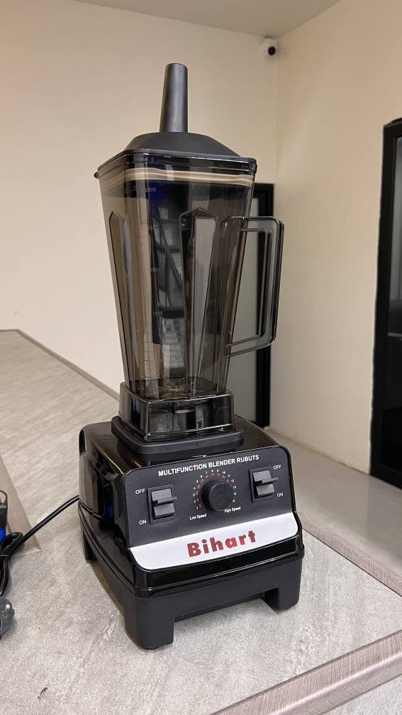 خلاط Bihart المتكامل بقوة 4500 واط وسعة 2.5 لتر

خلاط احترافي متعدد الوظائف، مصمم للأداء العالي والتحمل الشديد في المطبخ، يجمع بين القوة الكبيرة والسعة الضخمة لتحضير العصائر وطحن الحبوب بكفاءة.

• أداء جبار وسرعة فائقة: محرك قوي يصل إلى 32,000 دورة في الدقيقة لسحق المكونات في ثوانٍ.

• وعاء ضخم ومقاوم: سعة 2.5 لتر مصنوع من مادة البولي كربونيت المتينة لتحضير كميات كبيرة دفعة واحدة.

• تحكم دقيق بالسرعة: ميزة (Stepless speed regulation) التي تتيح لك اختيار السرعة المناسبة بدقة تامة.

• شفرات فولاذية حادة: مزود بشفرات تقطيع من الفولاذ المقاوم للصدأ (Stainless steel) قادرة على تكسير الثلج والمكونات الصلبة.

• حماية ذكية للمحرك: نظام أمان داخلي للحماية من التيار الزائد وارتفاع درجة الحرارة لضمان استمرارية العمل.

• العلامة التجارية: Bihart.
• الطاقة الاستهلاكية: 4500W.
• سرعة الدوران: 32,000RPM.
• السعة: 2.5 لتر.
• مادة الوعاء: بولي كربونيت (Polycarbonate).
• الجهد الكهربائي: 220V–240V / 50Hz.
• الاستخدامات: خلط (عصائر، ميلك شيك)، طحن (قهوة، مكسرات، حبوب، توابل).

محتويات العلبة:
• قاعدة المحرك الرئيسية.
• وعاء الخلط سعة 2.5 لتر.
• غطاء الوعاء (مع سدادة الغطاء).
• عصا التحريك اليدوية (Stirrer bar).
• دليل الاستخدام (Instruction Manual). ناصرية, ذي قار


**إذا كنت صاحب هذا الإعلان وتريد حذفه لأي سبب، رجاءا أرسل رسالة إلى الدعم الفني**