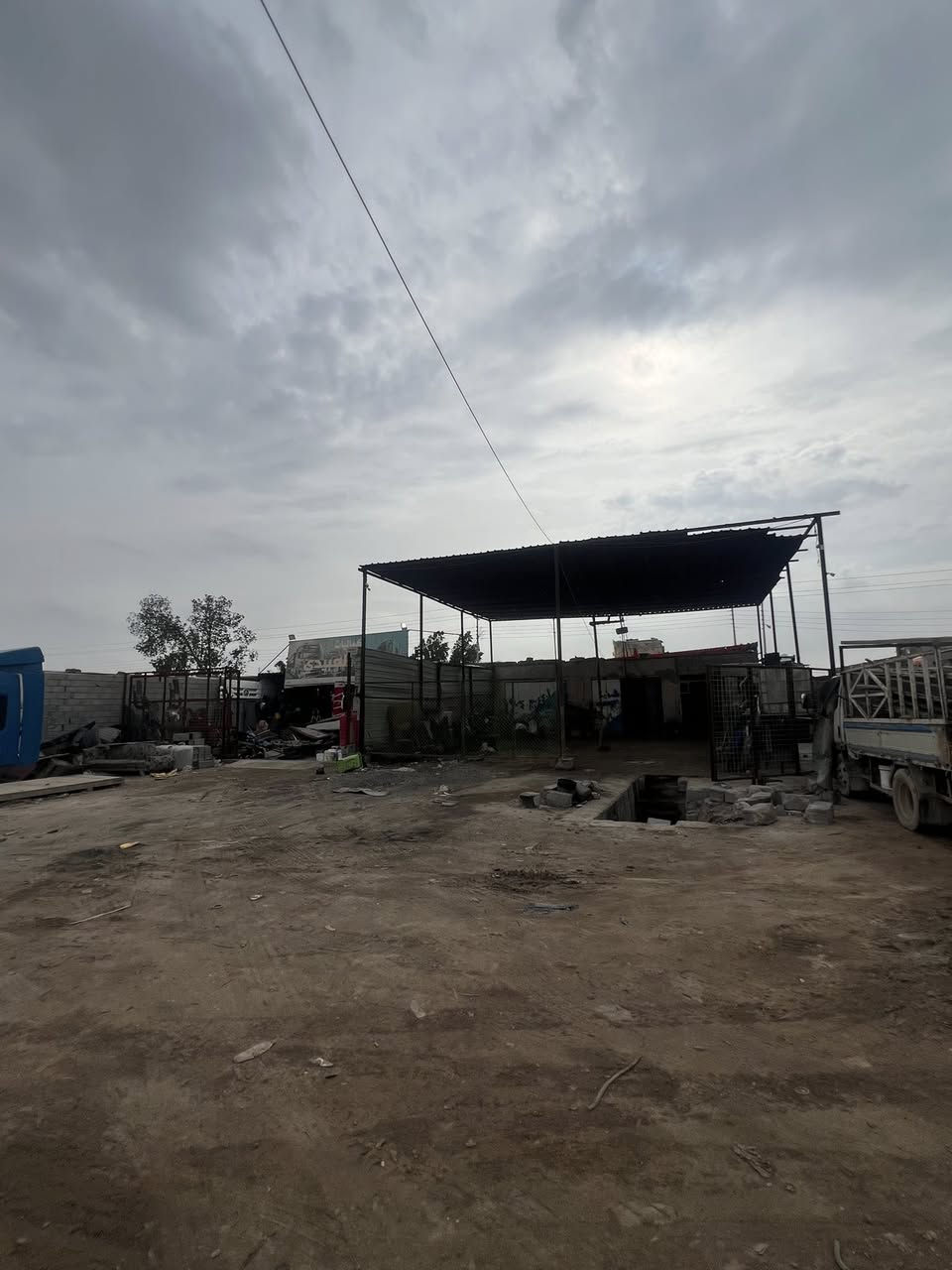 للبيع بيت مع محلات العدد 5مع بيت  مساحه ارض كبير البيت عدد الغرف 3مشتملات مكان البيت مع المحلات البصره قضاء الدير قرب المحكه مقابل جسر مشات جديد التصال والسستفسار عل رقم الهاتف *********** سعر خاص مكلف بنشر
