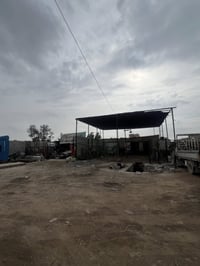 بيت مع ٥ محلات • مساحة أرض كبيرة • ٣ غرف