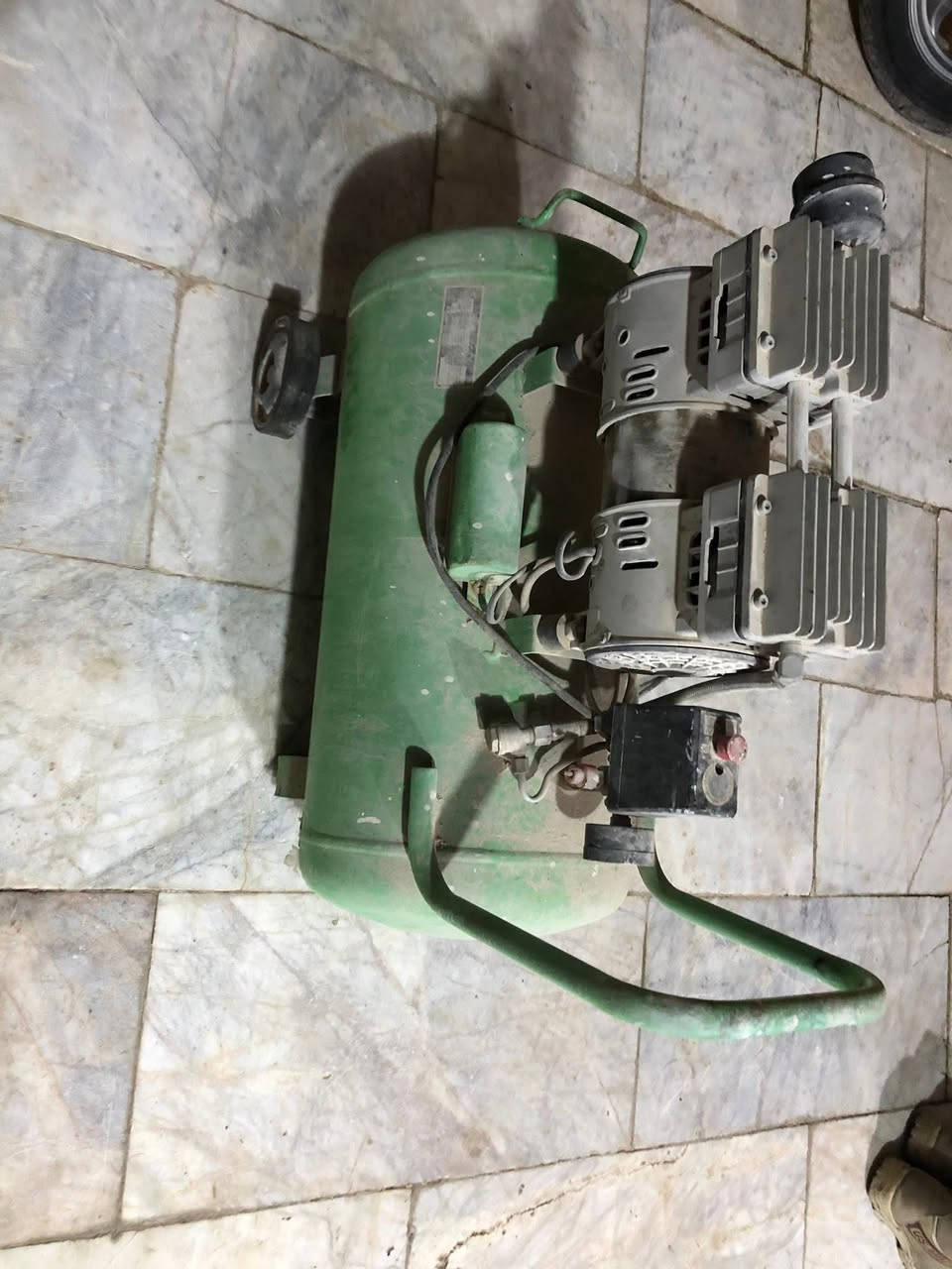 السلام عليكم كمبريسر للبيع حجم 50  لتر شرط الشغل مستخدم قليل ماطور كهرباء ملف مكاني قرنه ***********
