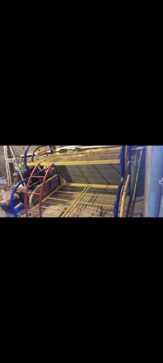 سلام عليكم
غراض للبيع جربايه طابقين حديد الطابق الاول يشيل نفر واحد والطابق الثاني يشيل نفرين سعرها ٩٠ 
قنفات ثنين وتقريبا طول وحده مترين نظيفات ثنينهن ب٩٠  
مكاني التنومة رقمي ***********
