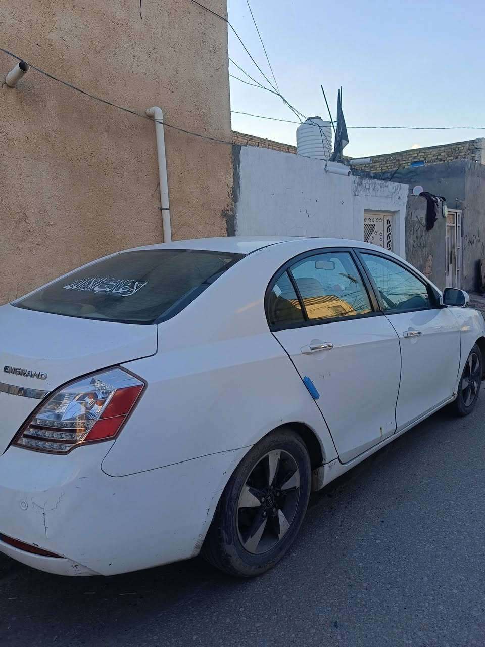 السلام عليكم  جيلي ام كرنت السياره مديل 2012 فوال موصفات من عده البصمه فتحه قماره حساسات خلفيه شاشه السياره معروفه موصفاته غرفته جديده عايزه شويه ترتيب سعره 48 بيه مجال الرقم ***********
