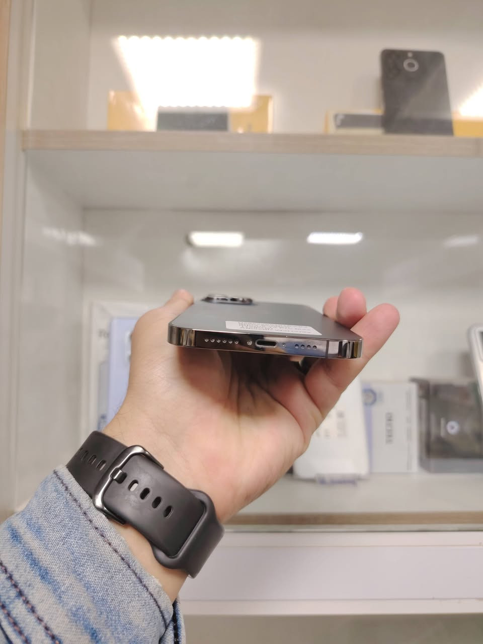 ايفون 13 برو ماكس نظيف ذاكره 128 بطاريه 83 ما مصعده جهاز مكفول من فتح أمريكي لون اسود او كحلي سعره 585 الف عنوان بغداد ابو غريب تواصل خاص او اتصال على رقم ***********
