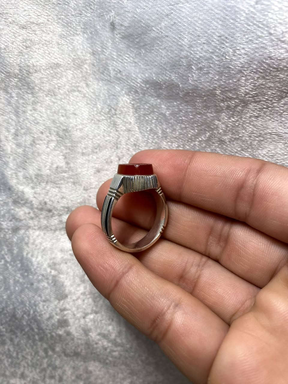 اللهم صل على محمد وآل محمد 
خاتم من العقيق اليماني احمر طبيعي خام جميل جداً 
مقاس الخاتم 23 مقاس الحجرة 13 ملم 

مخطوط الآية الكريمة { وإن يكاد الذين كفروا ليزلقونك بأبصارهم لما سمعوا الذكر ويقولون إنه لمجنون * وما هو إلا ذكر للعالمين }

بخط الاستاذ ✍️ (عرفانيان) من تلامذة الاستاذ (عباس ظابطي) 
ملاحظة مهمة : ( السعر غير مناسب 🤍 ) 

للاستفسار خاص او واتساب *********** 
توصيل جميع محافظات العراق 🚘
