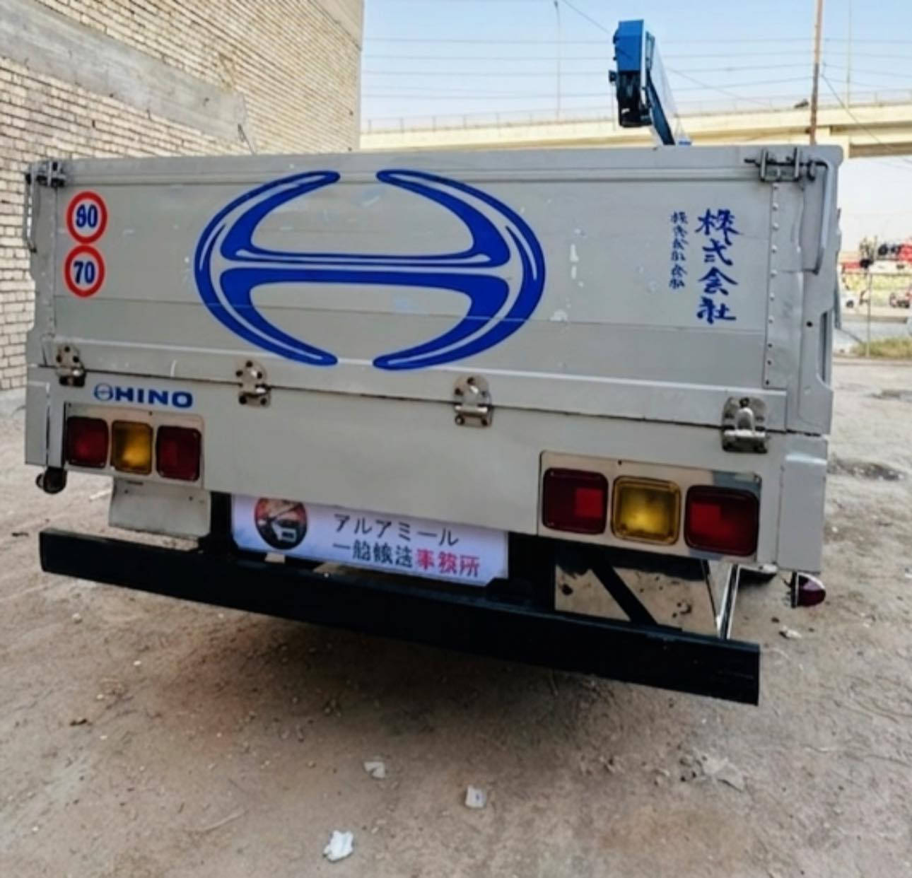 السلام عليكم 🫡 
شباب هينو أنكر للبيع 
محرك ٨٠ خطين فول عادي كرين كاركو 3 سلايت عدل 
طول بدي 5,85 صافي 
للاستفسار :***********
مكلف بالنشر
