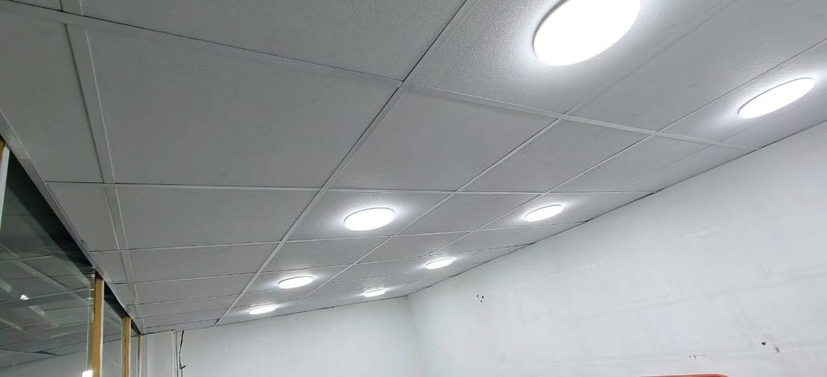 السلام عليكم اعلان محل (اسواق) قطعتين القطعه الاوله خمسه ونص م والقطعه الثانيه4م +سقف ثانوي طول 5×4 +براد +سلات جبس ***********
