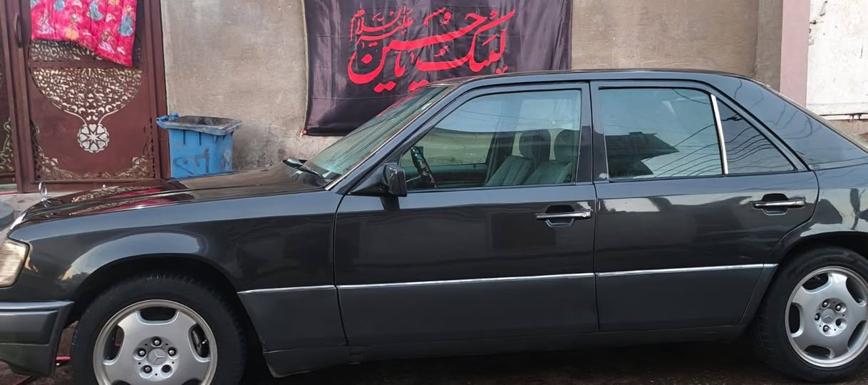 سلام عليكم مرسدس موديل1992 مكينة ففتي 3000جديد غرفة جديدة سيارة جديدة معنة كلمة فقط نقص فريز تبريد و منظومة كالمة تبريد شغالة رقم دهوك سنوية تنتهي 2031 وهز مالتها جديدة سعر 49 بيها مجال بسيط بيع مستعجل مكان بغداد العبيدي حي رائاسة ***********

