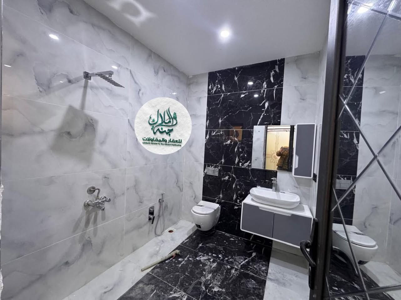 دار للبيع من طابقين بناء حديث Zeroفول ملكي مبني بأحدث المواد والمواصفات الهندسية ارضيه مرمر مغربي فول 
الكهرباء نظام فوتو سيل  دبل جام نظام طاقه شمسيه نظام تبريد مركزي نظام كامرات 
فول مواصفات طابو ملك صرف بأسم شخص واحد 

المساحة :- 115متــر واجهة 8 متـــر  

الموقع:- كركوك طريق بغداد قرب مطعم صويا والجبهة التركمانية ثالث عقار من الشارع العام  في منطقة من ارقى واجمل مناطق كركوك 

حيث يحتوي الطابق الاول على استقبال وهول وغرفه نوم 🛌 مطبخ حار بارد وصحيات ومناور وكراج سيارة 🚗 
والطابق الثاني 2 نوم حمامات وبلكونات عدد 2 ذات إطلاله جميله وسطح أول وثاني 

للمزيد من المعلومات والاستفسار التواصل معنا على الأرقام ***********
***********
او زيارة مكتبنا الكائن في كركوك

الفرع الاول طريق بغداد قرب اسواق غندوره

الفرع الثاني حي عدن مجاور جامع تحسين صوراني
