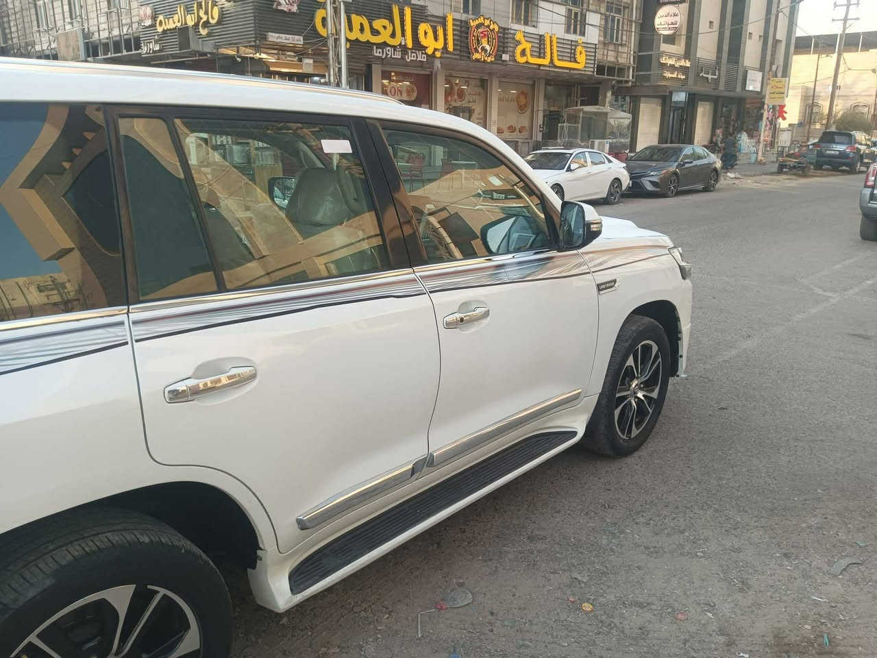 لاندكروزر موديل 8محدث 21 رقم بصرة بسمي تحويل ثاني يوم محدثه داخل وخارج بدون اي نقص السيارة بيه صبغ حازم قطع التحديث فقط القمارة بدون صبغ  السعر 275وبيه مجال مكان السيارة الناصرية المركز ***********
