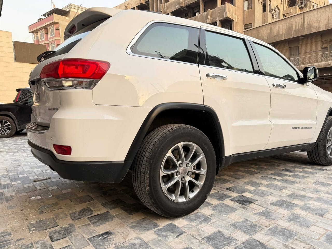 السلام عليكم
جيب لاريدو خليجي وكالة لـــــيث العبيـــدي 
موديـــــل 2015 
فئه.  SINCE 1941  
شاشه كبيراً 
تحكامات 4 جهات 
شفتات ستيرن 
كشنات كهرباء جلد 
كير ماوس 
اشاير بلمري + إشاره ترحيب 
هيتر بلمري لايت عدسه 
كاميرا دواره وتحديداً مسار 
السياره بيها هواي مواصفات 
 صدر جديد 
السياره جديده حيل  
ادامه كامله بلشركه 
رقم وهزه جديد 
السنويه بسمي تحويل ثاني يوم 
السياره بيها صبغ ماشر عليه كدامك 
وهاذه فيديو موضح كدامك 
السونار مرفق بلمنشور 
السعر  218 بيها مجال بسيط 
مكان السيارة.  بغداد  / الزعفرانيه ***********
