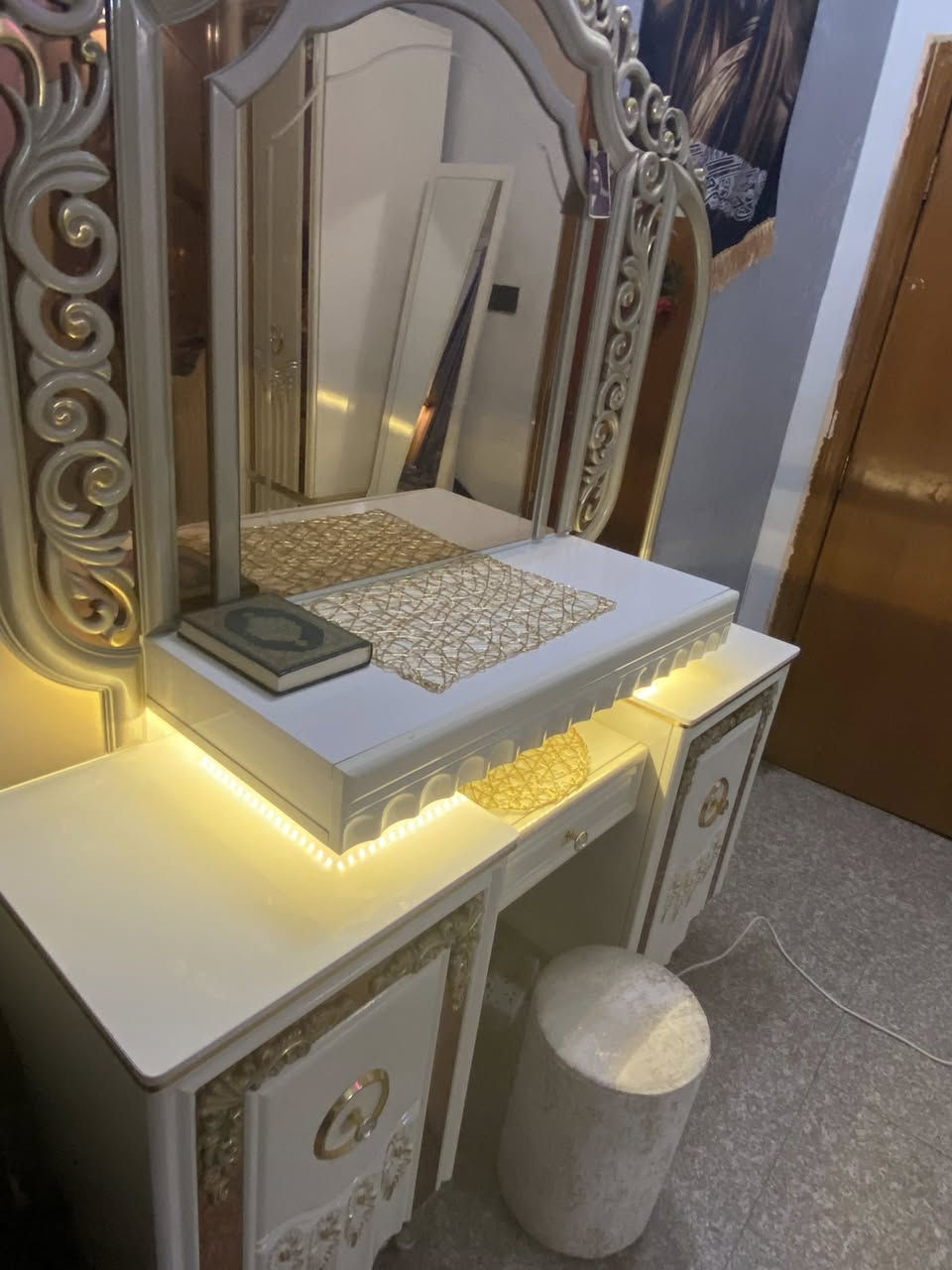 السلام عليكم غرفه نوم متكونه من 9 قطع للبيع نضيفه استعمال ٣ اشهرفقط العنوان كربلاء رقم الاتصال ***********. السعر ٢١٠٠
