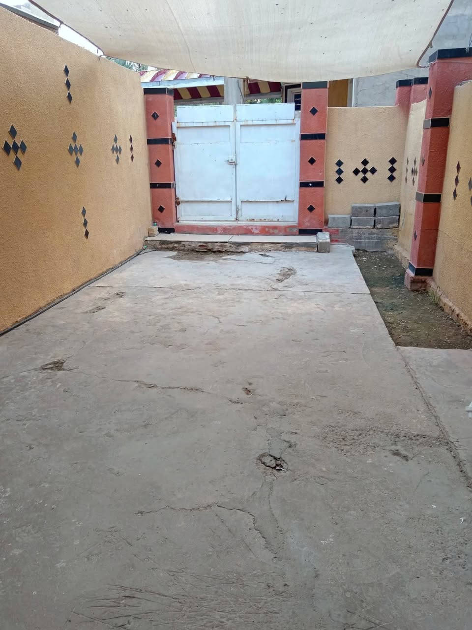 ‏السلام عليكم ، بيت للبيع المساحه 120م طابو زراعي قرار 25 اصولي طابق واحد صب مسلح غرفه نوم وصاله ومطبخ وصحيات ومنور داخلي و خارجي البيت مرتب جاهز للسكن ، الموقع الدوانم بصف جامع الملك القدوس ‏قريب جدا من الشارع العام ، اني صاحب الدار
‏( السعر 68 )  ***********
