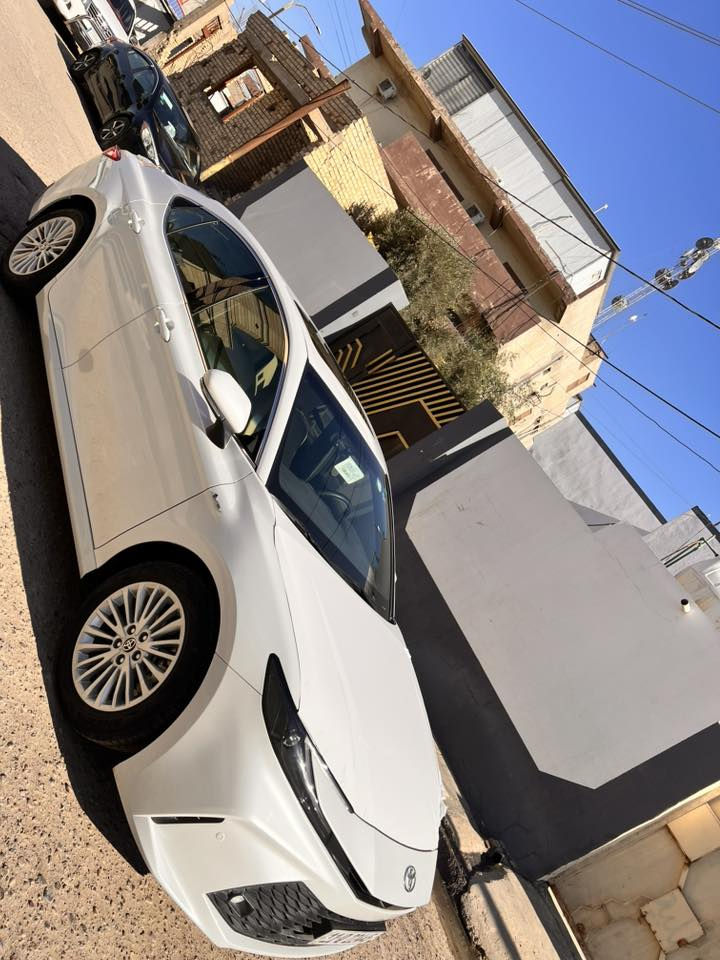 سلام عليكم كامري موديل 2025 زيرو ماشيه 8000 بيها طخه بصيطه مثل ما موضح بالصوره فول السياره رقم مميز ريحه الوكاله بيها كلش حلوه للتواصل  ***********
