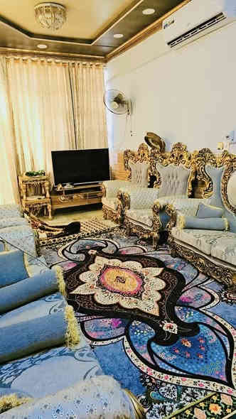 للبيع بيت 125 متر طابقين صب كونكريت شارع 12 مفتوح على الشارع التجاري قطاع 84 الشريط حي ميسان يحتوي الطابق الاول غرفة و صالة و مطبخ و استقبال و تخاريج و الطابق الثاني غرفتين و صالة و صحيات السعر 187 وبي مجال للاستفسار اتصل ***********
