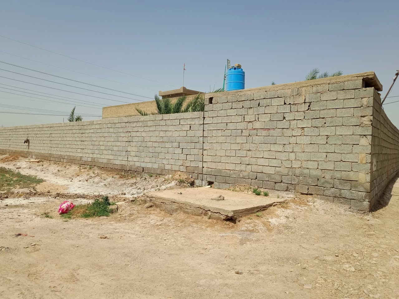 قطعة ارض للبيع 1500 متر مع دار متكون من غرفتين نوم +صالة +مطبخ +ستقبال + حمام داخل البيت + صحيات خارجية . العنوان تقاطع النهروان مقابل اسواق القمة .اي ستفسار على الرقم ***********
