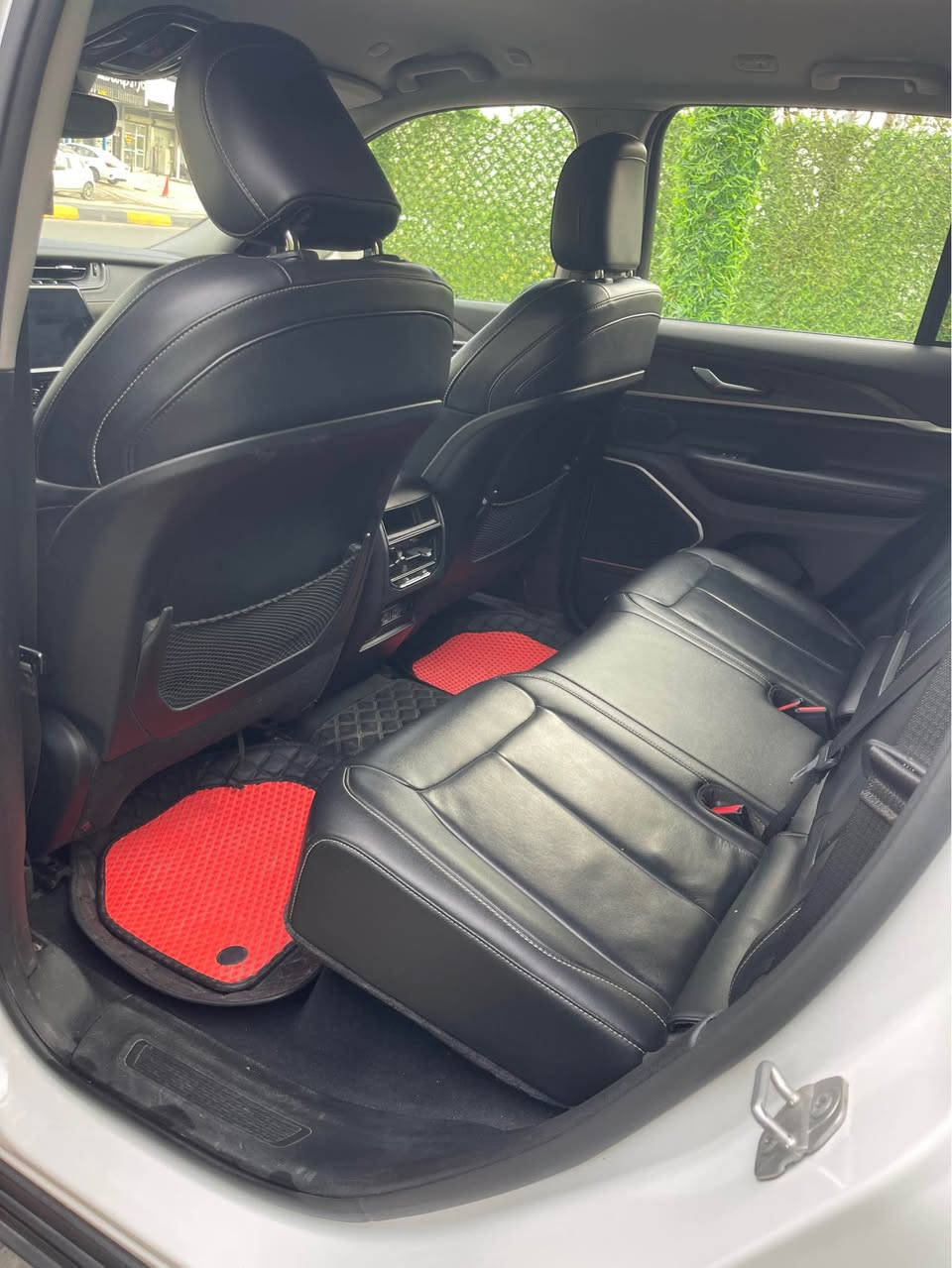 للبيع Jeep Limited موديل 2023 – رقم بغداد (الجديد)
السيارة هزّة جديدة وحرة، نظيفة وكاملة المواصفات.

المواصفات:
 • مكينة 3600
 • نظام صوت Alpine
 • شاشة كبيرة تدعم CarPlay
 • كاميرات دواره
 • داخلية جلد أسود بلادي
 • داشبورد قرميدي
 • رادار أمامي وجانبي
 • كشنات ميموري
 • تدفئة وتبريد الكشنات الأمامية
 • تدفئة ستيرن
 • جنطة كهرباء
 • تشغيل عن بُعد
 • مودات قيادة: (Eco – Sport – Track – Custom)
 • شفتات ستيرن
 • هيتر مرايا
 • حساس خلفي
 • باقي المواصفات المعروفة

الحالة:
السيارة جديدة كلش، كاملة مكملة وما بيها أي نقص
ماشية 35 ألف كم

الحادث:
حادث خفيف (جاملوغ + شي بسيط من الباب)،
صور الحادث موجودة وعلى الخاص.

السعر: 34,500$ (قابل للتفاوض البسيط)
المكان: بغداد – الكرادة

للاستفسار:
📞 ***********
📞 *********** بغداد, العراق
