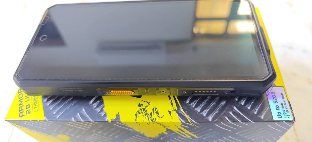 للبيع وحش المهام الصعبة - Ulefone Armor 28 Ultra (النسخة الحرارية) بحالة الزيرو مع كامل ملحقاته
الوصف:
للبيع جهاز Ulefone Armor 28 Ultra Thermal Edition، أقوى هاتف مدرع في العالم حالياً. الجهاز استخدم لمدة أسبوع واحد فقط (تجربة)، وهو بحالة الوكالة (نظيف جداً 100%) مع كامل الملحقات الإضافية التي تم شراؤها بشكل منفصل.
أولاً: مواصفات الجهاز (العملاق):
المعالج: MediaTek Dimensity 9300+ (بمعمارية 4 نانومتر)، أداء جبار للألعاب الثقيلة والبرامج الهندسية.
الذاكرة والتخزين: رام 32GB (16GB أساسية + 16GB توسعة نظام) مع ذاكرة داخلية ضخمة 1TB (UFS 4.0) الأسرع حالياً.
الشاشة: AMOLED بحجم 6.67 بوصة، تردد 120Hz، وسطوع هائل يصل إلى 2200 nits (واضحة جداً تحت شمس بغداد).
الكاميرا الحرارية: مزود بمستشعر ThermoVue Pro المتطور بدقة عالية، يكشف التسريبات والحرارة من مسافات بعيدة بدقة مذهلة.
نظام الكاميرات: * رئيسية: 50MP بمستشعر Sony IMX989 (حجم 1 بوصة) - تصوير سينمائي.
رؤية ليلية: 64MP تصوير في الظلام الدامس بوضوح تام.
واسعة جداً: 50MP.
البطارية والشحن: بطارية ضخمة 10,600mAh تدعم الشحن السريع جداً 120W (يشحن بالكامل في وقت قياسي) وشحن لاسلكي 50W.
المتانة: ضد الماء، الغبار، والصدمات بمعايير IP68/IP69K و MIL-STD-810H.
ثانياً: الملحقات الإضافية المرفقة (Full Kit):
ناظور الفحص (uSmart Endoscope E01): كاميرا مرنة تربط بالجهاز مباشرة لفحص الأماكن الضيقة والأنابيب.
قاعدة الشحن اللاسلكي السريع (50W Stand): قاعدة أصلية من Ulefone تدعم أقصى سرعة شحن لاسلكي مع تبريد ذاتي.
غلاف الحماية (Original Case): كفر إضافي للحماية القصوى مع مشبك للحزام.
الكرتون وكامل أغراض الوكالة: الشاحن الأصلي 120W، الكيبل، والكتيبات.
ملاحظات البيع:
السكن: بغداد. الصليخ
***********
السعر 900 دولار 
الحالة: مستخدم أسبوع (بشرط النظافة)، لا يوجد فيه أي شخط أو ملاحظة.
