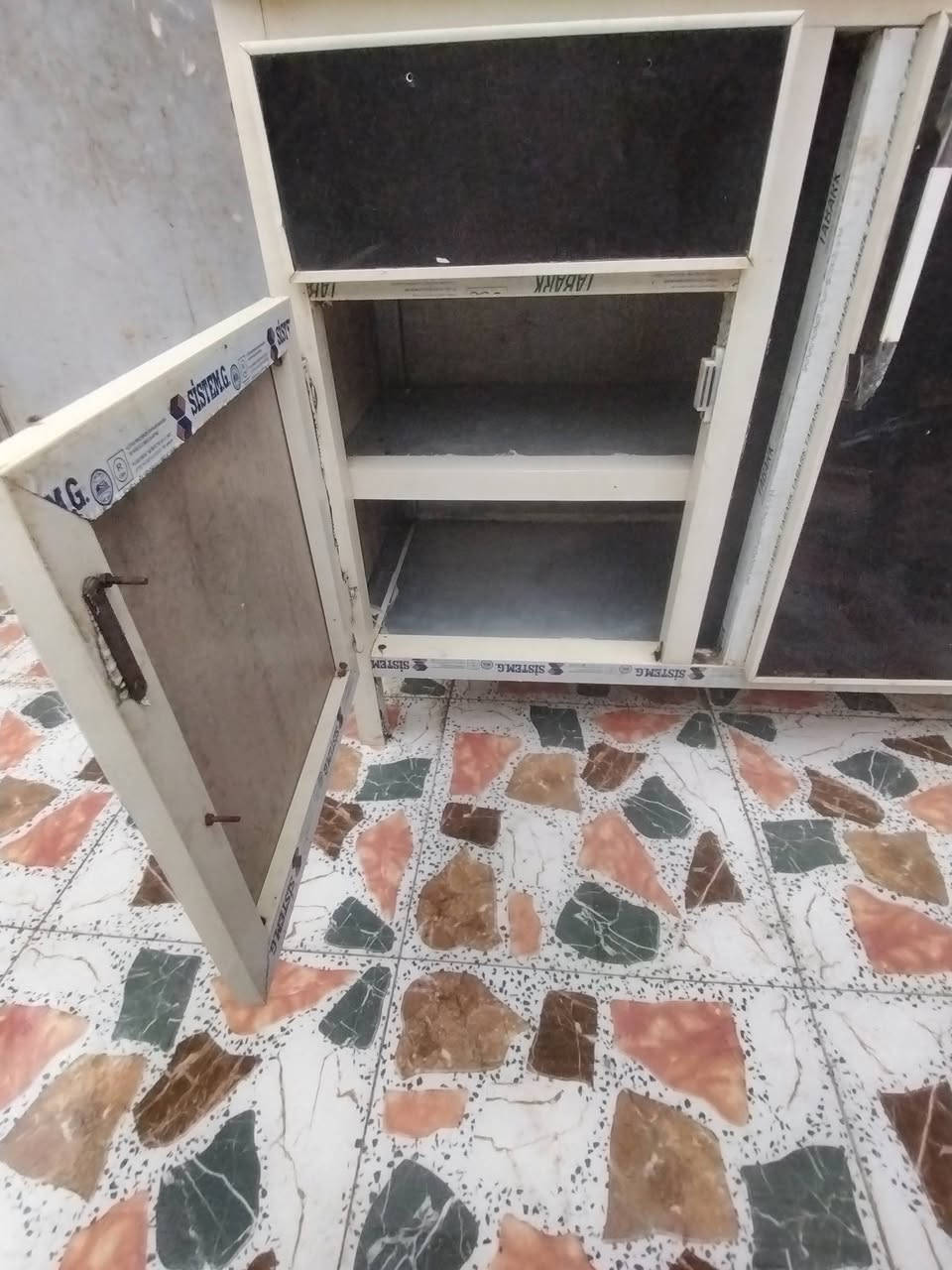 سلام عليكم كاونتر متر او نص قطعتين كلش نضيف السعر 150 (***********)
