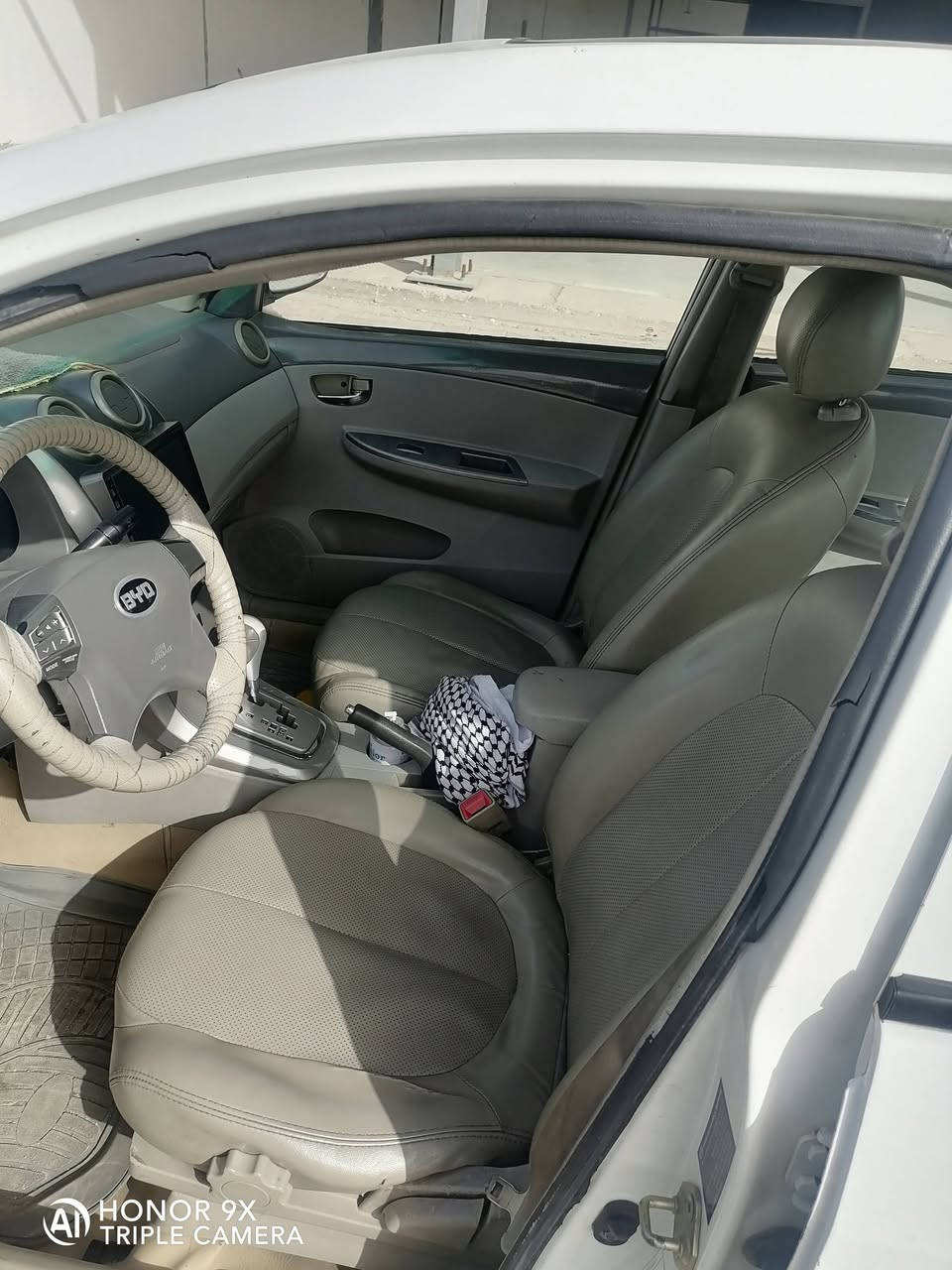 السلام عليكم سيارة بي واي دي موديل 2013 سيارة مكفولة من الضربة بيها شخوط قليله مكينة وكير مكفولات تخم تاير جديد رقم بغداد انكليزي جديد سنويه لغاية 2030 راعيها بالكوت تحويل ثاني يوم مكان السيارة كوت مركز السعر 40 وبيها مجال ***********
