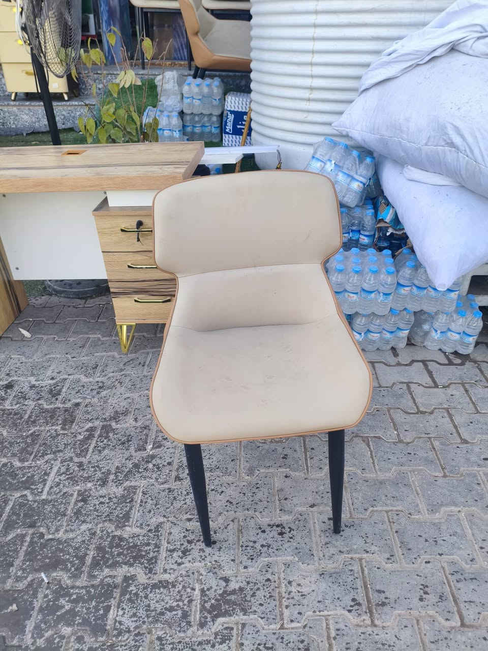 سلام عليكم.  2 مجمدات بطحيه 
+ ميز مكتبي +2 كراسي جلد +2 بلاستك
+ عارضه طرشي أو  براد مقبلات + رفوف تركي تضيفات. 40 قطعه. 
السعر الكلي  1100.  وبي مجال بسيط 

***********
***********
