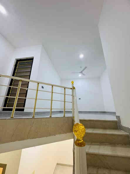 🏡 دار للبيع – الرمادي / شارع 40 خلف ماركت القيصر

فرصة مميزة لامتلاك دار صفر غير مسكون في واحد من أرقى وأهدأ شوارع الرمادي.

🔹 مواصفات الدار:
• طابق ونصف
• 3 غرف نوم
• استقبال واسع
• مطبخ حار وبارد
• حمامات داخلية وخارجية
• كراج + حديقة
• بناء حجر – سنة البناء 2025

🔹 الخدمات:
• ماء وكهرباء وطنية + مولد.

• شارع تبليط 8 متر.

• منطقة هادئة وخدمية وقريبة من جميع الاحتياجات

📏 المساحة الكلية: 250 م².

🔖 جنس العقار: طابو زراعي.

💰 السعر: 160 مليون – قابل للتفاوض.

ـــــــــــــــــــــــــــــــــــــــــــــــــــــــ

📍 للمزيد من التفاصيل يمكنكم زيارة مكتبنا:

مكتب شمس الرافدين للعقار  – الرمادي / شارع 40 – قرب مرطبات دريم لاند.

📞 أرقام التواصل (واتساب متاح):

*********** ✅ عبدالغني الفراجي

*********** عبد الرحمن الفهداوي

*********** ✅ عبدالغني الفراجي

*********** (كــورك) ✅

⏰ متواجدون في المكتب على مدار أيام الأسبوع.

من الساعة 3 عصراً حتى الساعة 9:00 مساءً.

نرحب بكم دائماً لزيارتنا والاستفسار عن أي عقار يناسبكم.
