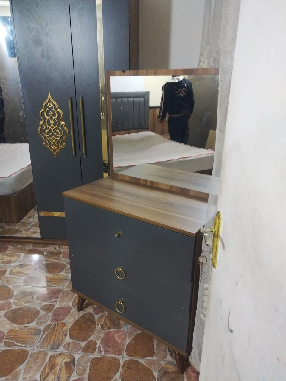 غرفة اخشاب 6 قطع كلش نضيفه دوشكها الطبي الاصلي للبيع بسعر مناسب 
للستفسار ***********
يوجد توصيل ..عنوانه سليمانيه بكرجو شارع عوال مقابيل حديقه كوستجم او مدرسة شنيار للبنات
