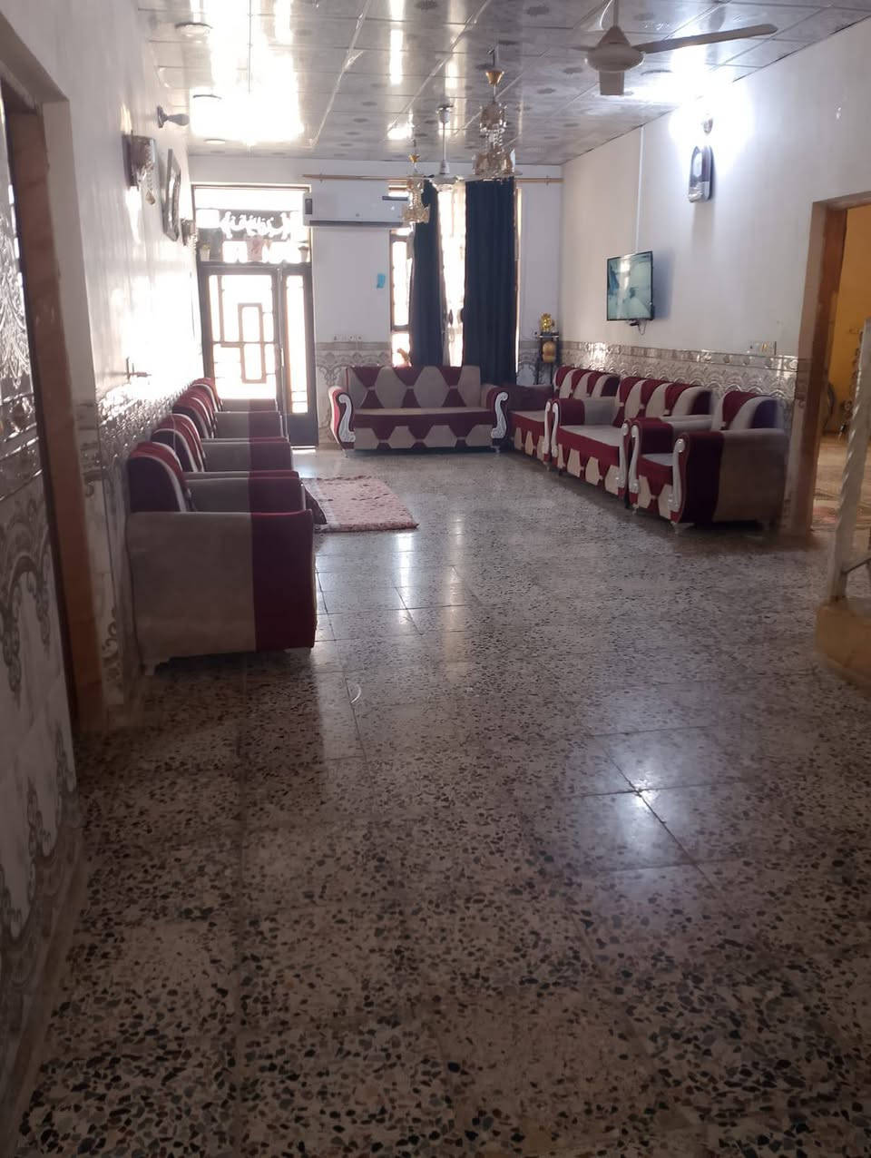 سلام عليكم للبيع  1000مترمع دار حديثه البناء كربلاء شارع بغداد قرب مجمع الكليني عمود 337يبعد عن شارع بغداد 1000 متر يتكون البيت من اربع غرف نوم على نضام سويت وصاله كبيرة ومطبغ واستقبال  وطارمه 65متر/السعـر 135وبي مجال/ علمـا المنطقه سكنيه كافة الخدمات متوفرة  الاتصال على هذا الرقم /***********////*********** ملاحضه مامتواجد على الفيس اتصل واني خادم
