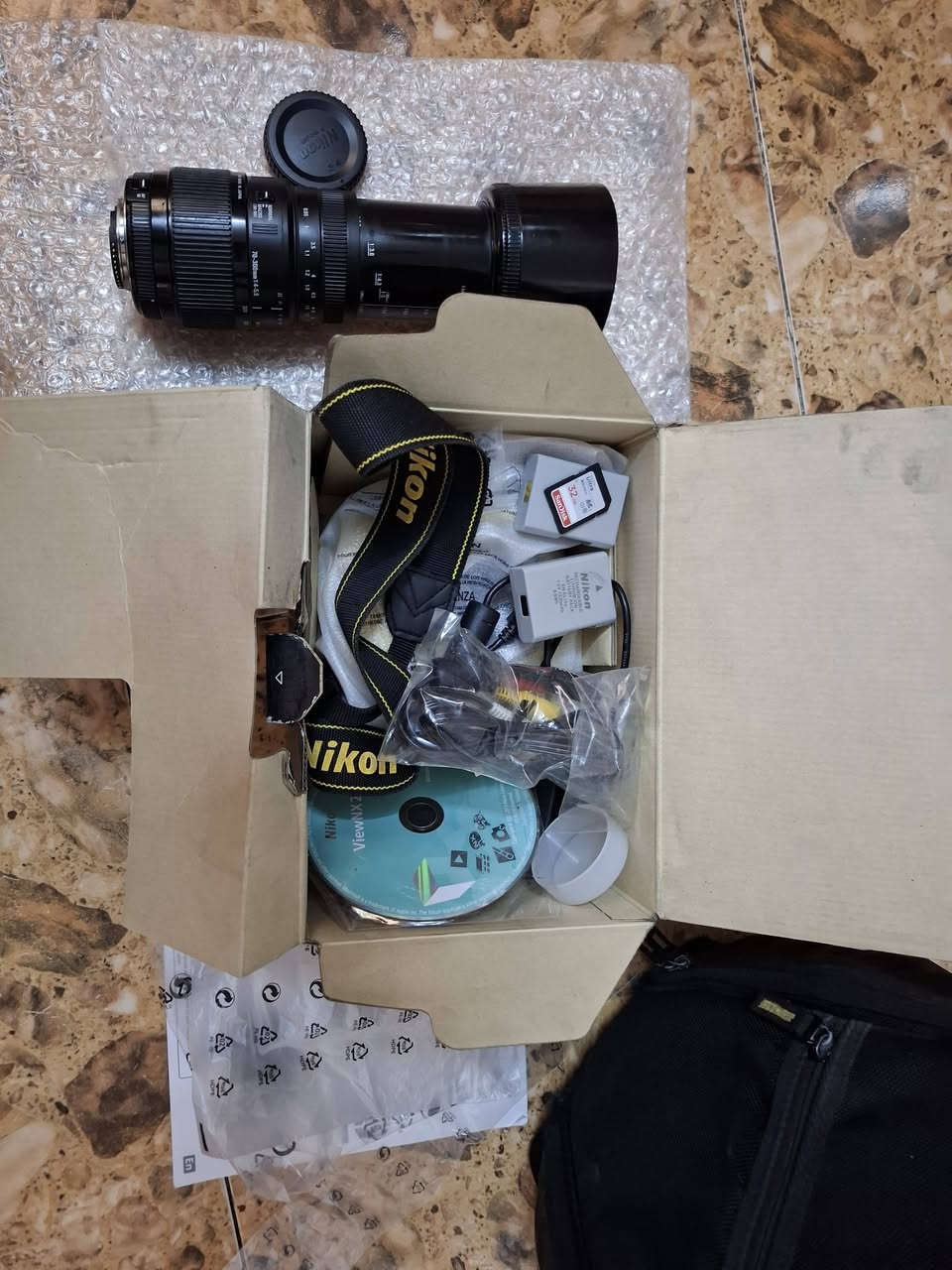 كامرة Nikon D5300 صور + فيديو بعدهي جديدة اطيك بيه ضمان ما مفتوح بيه برغي شرط شغل والفحص ملحقاته كامله جنطة شاحنة أصلية وكيبل نقل صور ورام 32 كيكة  عدسه رياضي  70_300 مواصفات كلش حلوه Wifi شاشه قلاب جميع الامنافذ بيه سعرة[ 450] الف يوجد توصيل اتصال( ***********)
