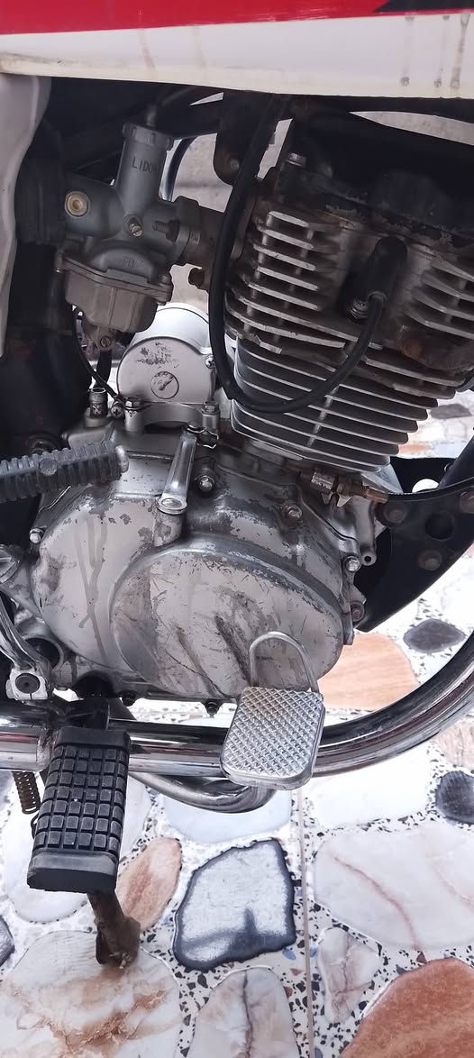 دراجة سيفان موديل 2020 اوراق ضايعة مكينة مفتوحه كهربائيات كلها شغالة لايت اشاير بك لايت هورن سلف مرات يشغل ومرات لا دبلات جدد ،  السعر 300 وبي مجال بسيط *********** ديالى كنعان ما اجاوب خاص الشراي يتصل
