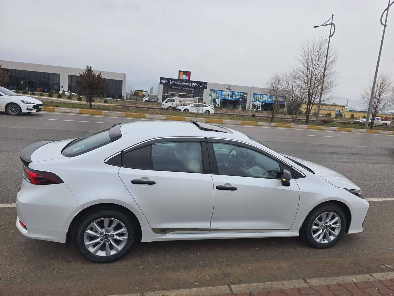 کرۆلا خلیجی 2023 فول فول بەسمە سڵایت حاسە پێش و دوا کامل جوانکاری 24km ڕۆشتوە هیچی پێوەنیە دەعامی پێشوو دوایو بۆنیدی ppf سەیارەی مەعرەز نیە 
ژم ***********
ژم ***********
