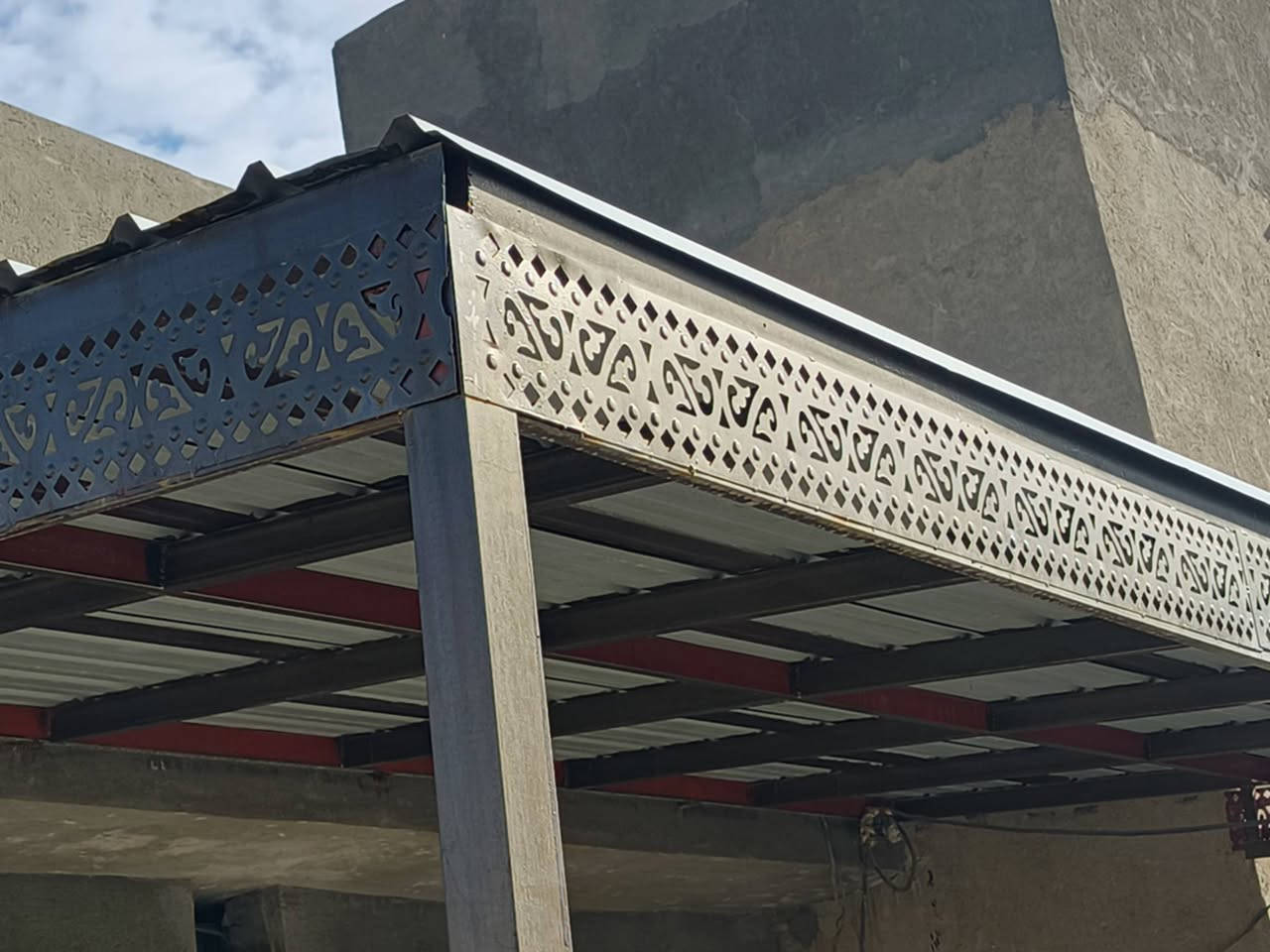 السلام عليكم سقيفه الطول 6متر العرض 3متر حديد 2مليم الچينگو درجه أوله الرقم ***********
