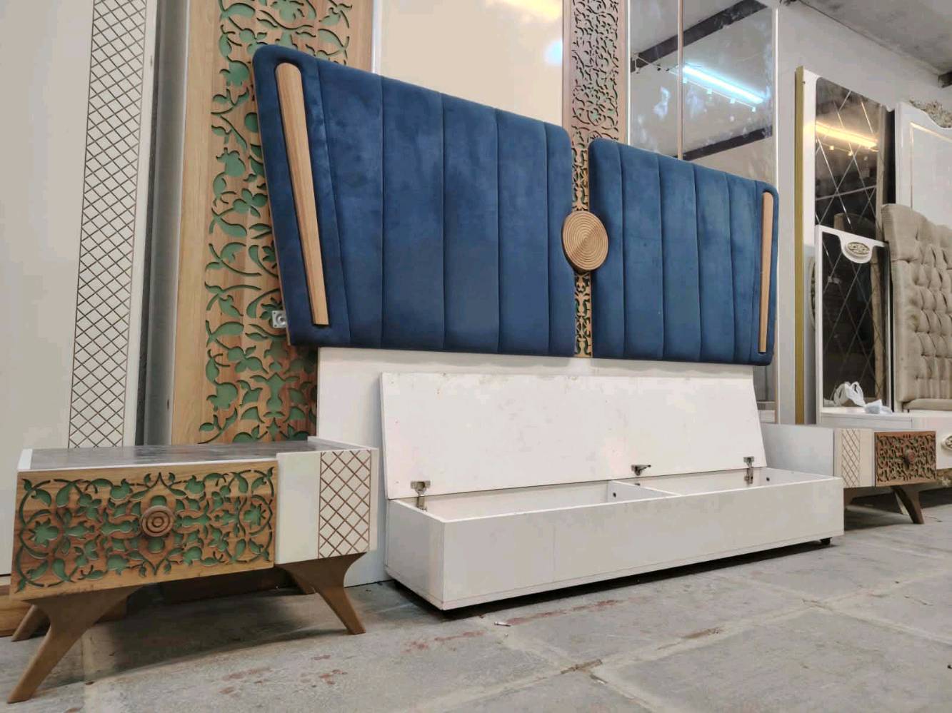 غرفة نوم مستعملة🇹🇷
 نضافة90 ٪💯
عدد القطع / 10 
نضام / أسلايت +باب إضافي 💢
شازلون / مخزن 📥 سرير مخزن🤌
سعرها 800💸
شد ونقل داخل بغداد مجاني🚛
يوجود توصيل محافضات 🚛