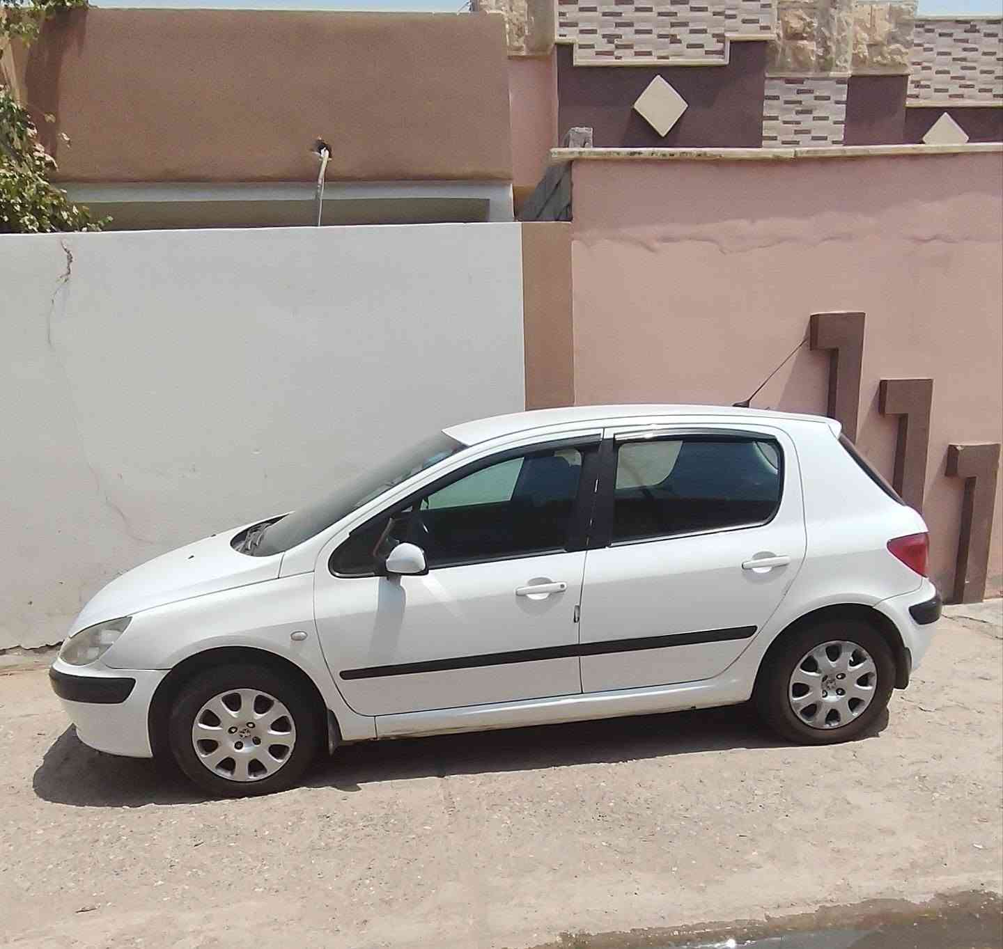 سيارة بيجو 307 موديل 2005 محرك 16 كير اتوماتيك تبريد فول سيارة باسمي شرط تحويل السعر 60 وبيها مجال بسيط ***********
