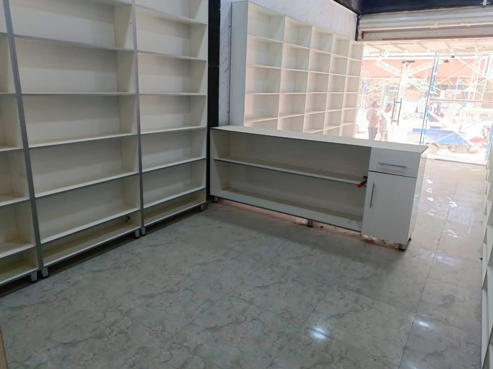 السلام عليكم فاترينات عدد ١٧ مع ميز صيدلية استخدام قليل العنوان الديوانية للتواصل واتس ***********
