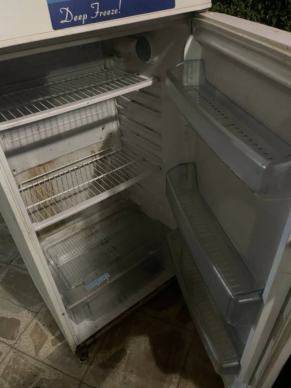 ثلاجة مستعمله للبيع استعمال سنه واحده السعر 225 كربلاء القادسية ***********
