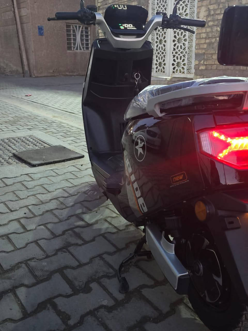 السلام عليكم للبيع دراجه شحن بوليس مواصفات 6بطاريات سرعه 90 سرع 3 بريكات دهن اشاير يمنه يسره ورباعي لايت زنون عالي ناصي هورن نضام الRرجوع للخلف والبارك مثبت سرعه مكاني بغداد جديده سعر 475 وبيها مجال ***********
