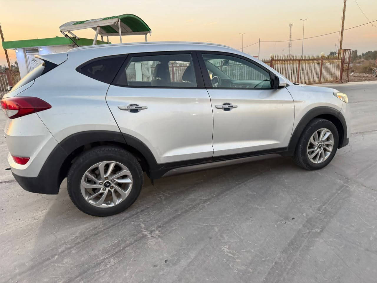 تحية طيبة للبيع توسان موديل 2016 وارد أمريكي رقم واسط دولي بسمنا بيه مكنات اكلير بدون حادث صور شاصي مرفق بالمنشور/ سيارة جاهزة / السعر 129/ مكانه قضاء الصويرة اتصل/ ***********
