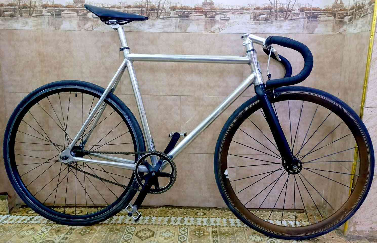 السلام عليكم شلون كباتن الغوالي 🌄
متوفر للبيع دراجة فكسد  مميزة كلاسيك 😊😍

معدن  الدراجه // فول المنيوم 🤩☺️

قياس فريم // 56  فريم عالي 🤩☺️

ويالة الدارجة // ماركة نوفتك اصلي  بولبرن فول سلاسة ومتانة 😍🤩

نظافة الفريم//99*100🥰🤩

سعر 220  الف وبيها مجال  شراي 
بغداد القاهرة قرب حلويات عدنان//***********
