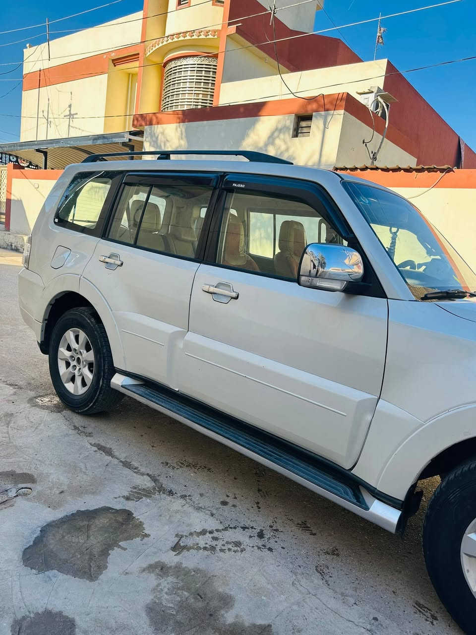 باجيرو .حنتور  2010
كامل موصفات 
ثلاجه 
مري شفط 
فتحه 
دمام 
حساسات 
تحكم ستيرن 
كشنات كهربائي 
ثلاث قطع تبريد 
محرك 6 فور ويل 
الصدر نص عمر
بيها لاستيك ولف 
رقم بغداد ب اسمي 
السعر 135 وبيها مجال قليل للشراي الاستفسار ***********
