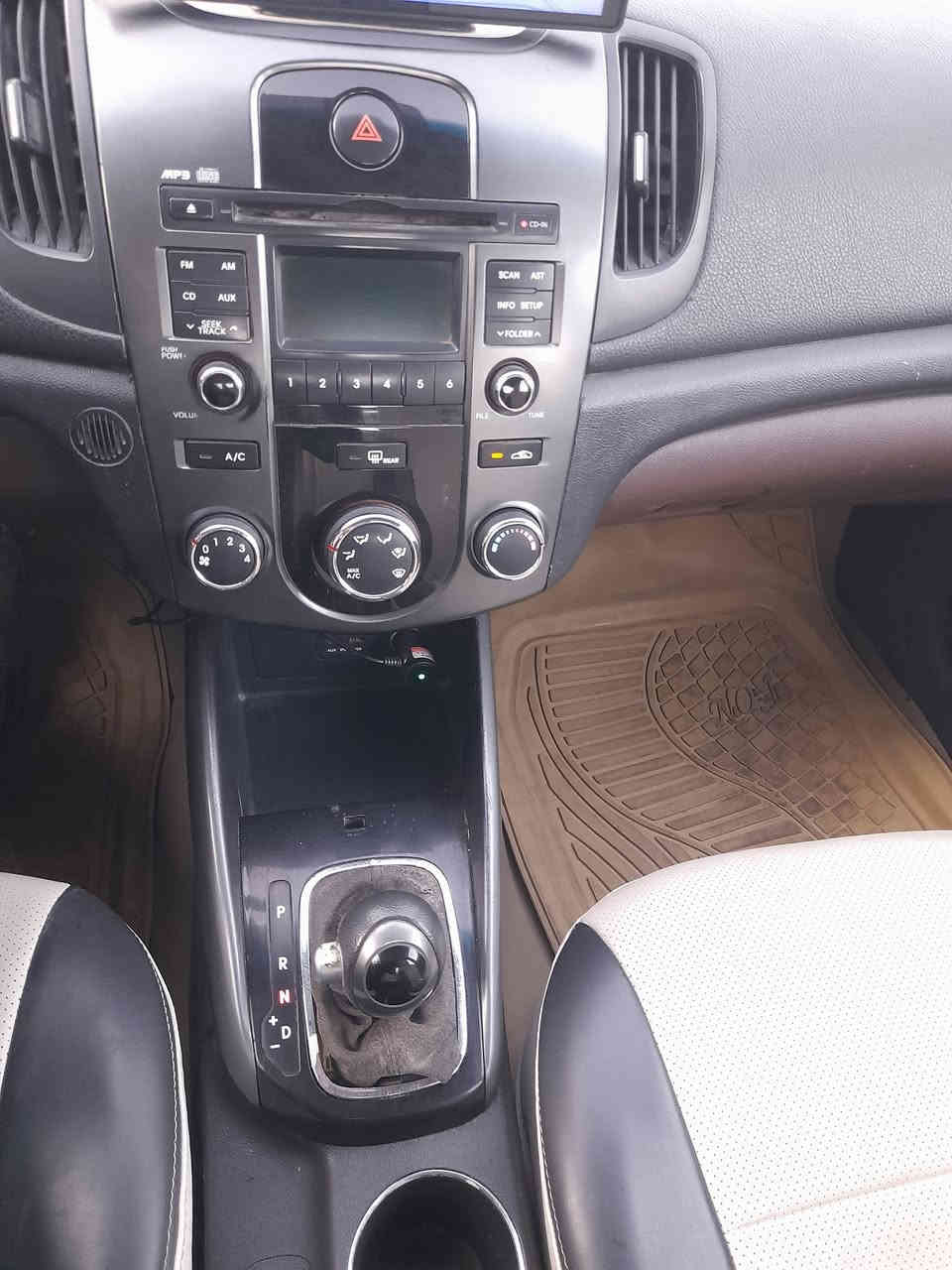 السلام عليكم 
سيراتو 2012  رقم أربيل الجديد 
بيها صبغ جاملغ امامي يسره وبيها بارد بسيط   
السعر //  98 
العنوان // بغداد  - الصليخ 
الاتصال  // ***********
