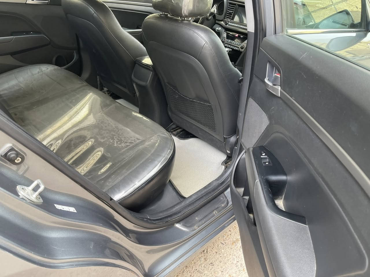 السلام عليكم 
النترا 2017 فول لمتد 
بصمه تشغيل 
بصمه ابواب 
اشاير بالمري 
رادار  تحكم جهدتين وبعدي بيهه هواي مواصفات معروفه المتد 
حادثه بنيد فقط ما بيهه اي قطعه صبغ 
سياره نضيفه كلش واحلى من الصور 
السعر 127 بيهه مجال حك الجيه 
 
رقمي ‭0776 524 6670‬
