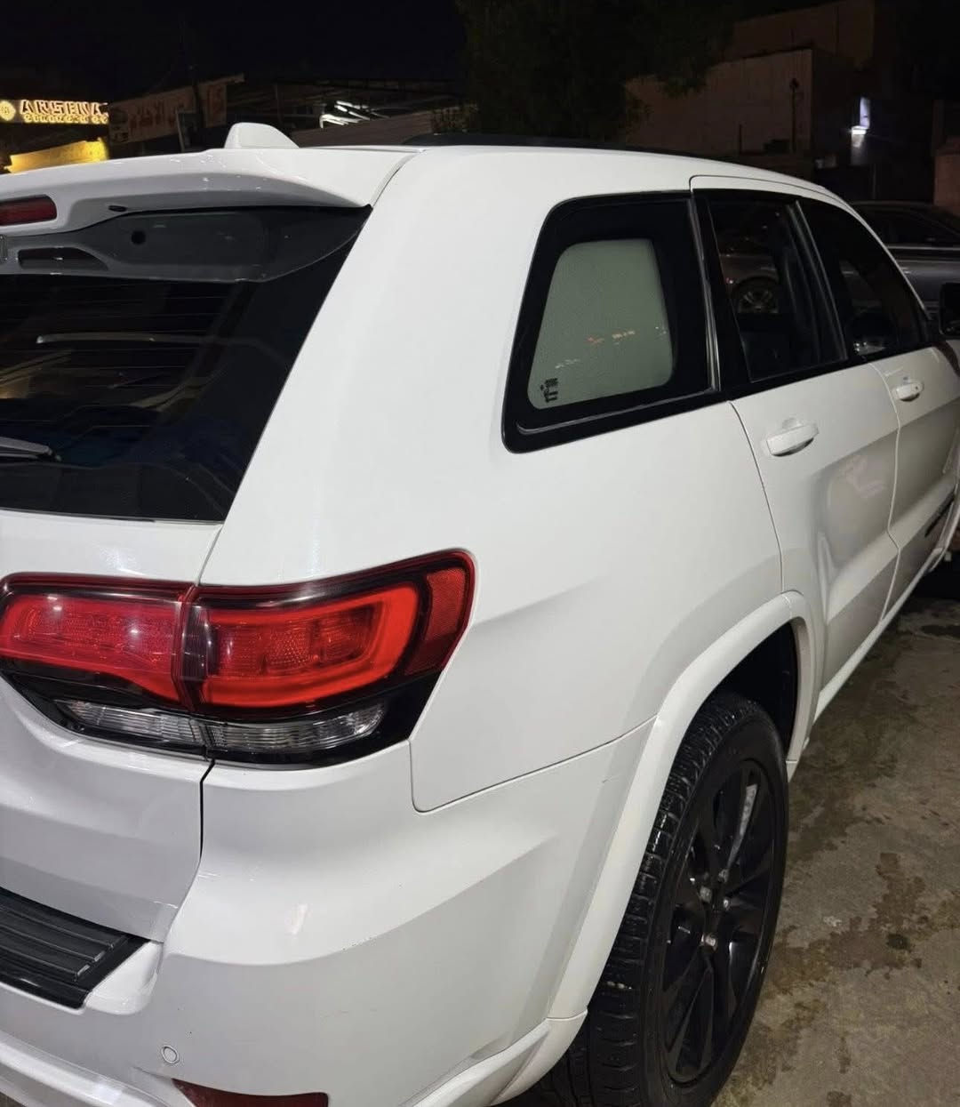 جيب كراند شيروكي امريكي
موديل 18 لون ابيض رقم بغداد

مواصفات 
محرك  V6 3.6
بانورامـا 
ماشيه 85الف
قطعتين تبريد
كشن سايق كهربائي 
كشنات تدفئه + تبريد 
ويل 20 اسود
ستيرن تدفئه + تبريد
صندوك كهربائي 
وبيها خير مواصفات 

# الضرر موضح بالصور وسونار  # السعر 233

موقع بغداد رقم ***********
