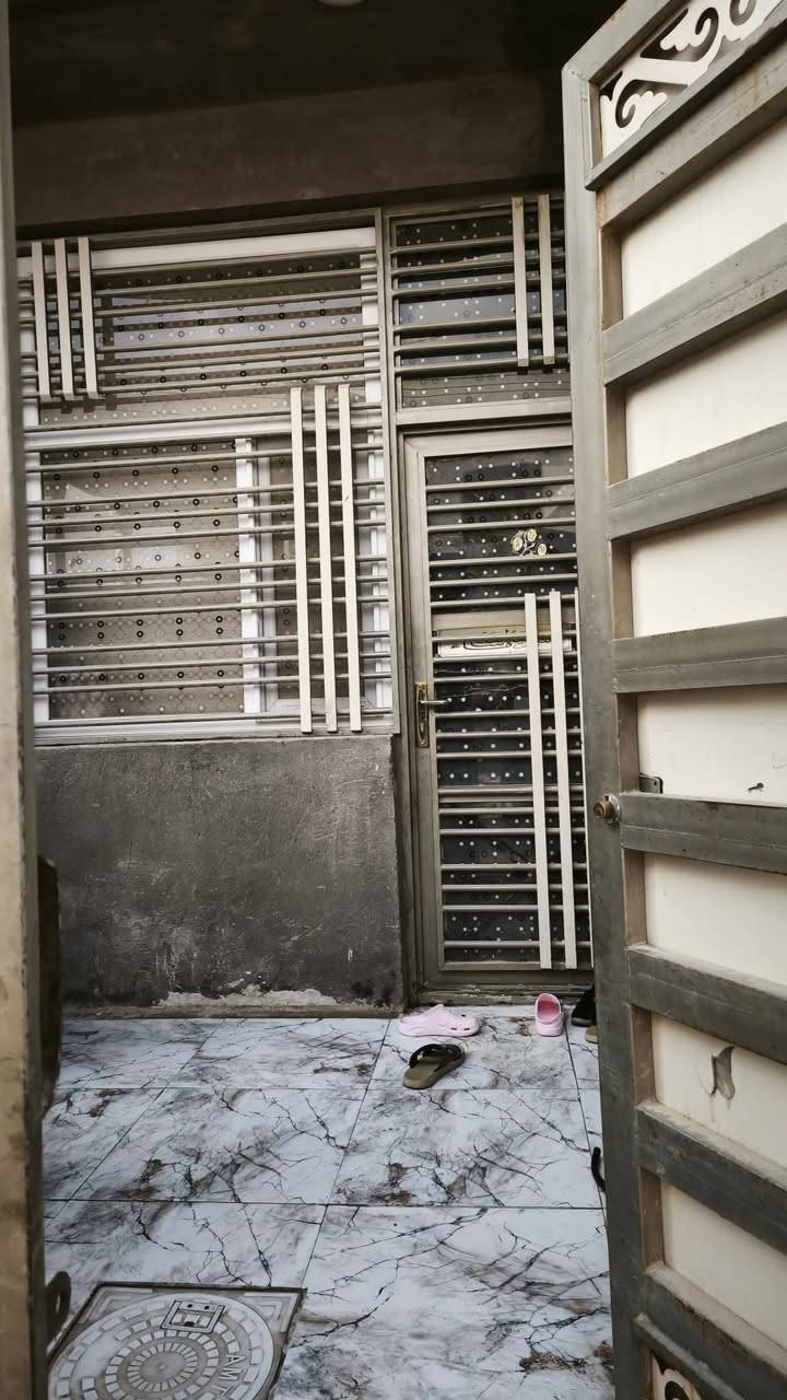 السلام عليكم بيت للبيع كربلاء حي الرساله شارع الكيات الفاصل بين الاطارات والرسالة ثاني بيت عن شارع العام قرب أسأله الماء مدارس حديقه انترنيت ضوئي خط كيات ولاية قريب عل الولاية شارع تبليط  كلشي متوفر يم البيت كلهن قريبات على بيت مساحة 125 متر مربع واجه 11 طابقين بناء حديث درجه اولى 2024 يحتوي على اربع غرف نوم كلهن كبار 3 صحيات استقبال صاله2 مطبخ البيت مطلوب قرض اسكان 58 تسديد شهري 320 الف السعر نقد 175 وبي مجال وانته تسدد الاسكان الباقي 58ملاحظه يرهم البيت مراوس رقمي ***********
